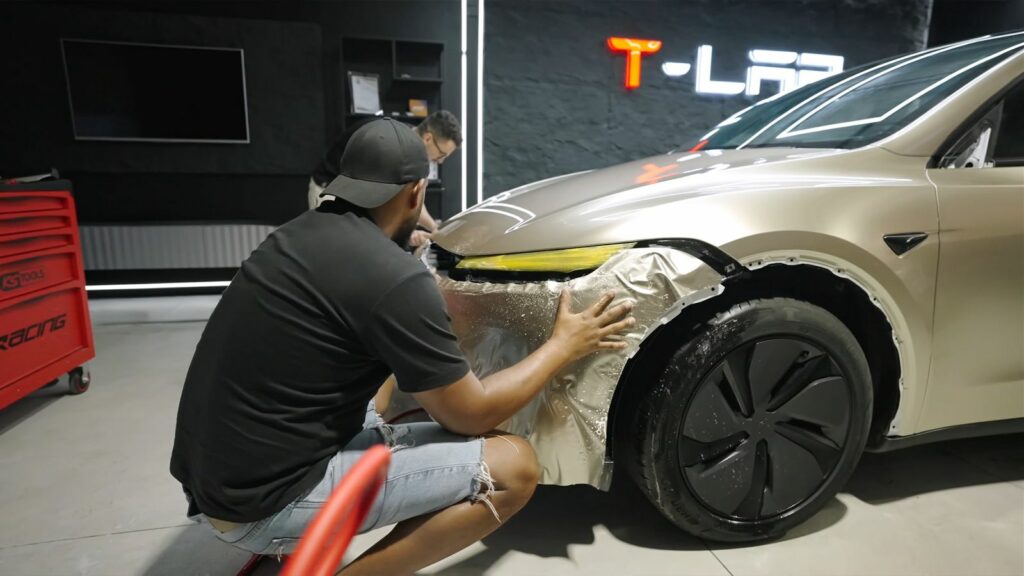 Technicien T - Lab posant un film de protection PPF sur l’avant d’une Tesla Model Y